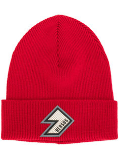 шапка с логотипом Versus