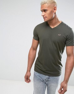 Узкая футболка оливкового цвета с V-образным вырезом и логотипом Hollister - Зеленый
