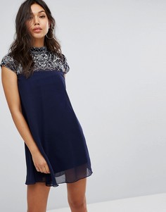 Свободное платье с декорированным высоким воротом Lipsy - Темно-синий