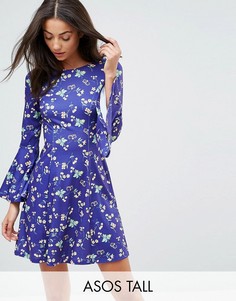 Платье с оборкой и цветочным принтом ASOS TALL - Черный