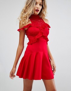 Короткое приталенное платье с кружевным топом, открытыми плечами и оборками ASOS - Красный
