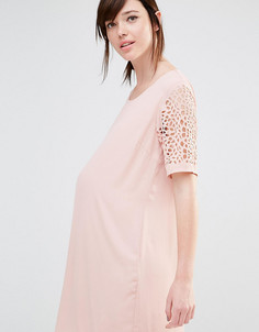 Цельнокройное платье с лазерной отделкой рукавов Mamalicious - Розовый Mama.Licious