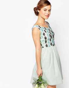Платье мини для выпускного с отделкой на лифе и открытыми плечами Maya Petite - Зеленый
