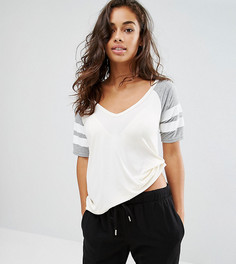 Футболка в университетском стиле с V-образным вырезом Boohoo Petite - Серый