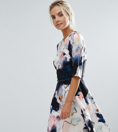 Короткое приталенное платье для выпускного с цветочным принтом Little Mistress Petite - Мульти