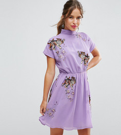 Чайное платье с открытой спиной и вышивкой в виде тигров ASOS PETITE PREMIUM - Фиолетовый