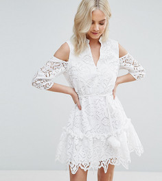 Кружевное платье с открытыми плечами и помпонами на поясе ASOS PETITE - Белый