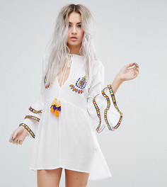 Свободное платье с вышивкой и оборками на рукавах Glamorous Petite - Белый