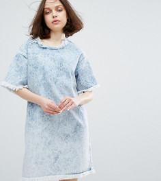 Джинсовое платье с эффектом кислотной стирки Monki - Синий