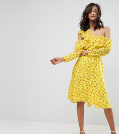 Чайное платье с цветочным принтом, открытыми плечами и оборками ASOS TALL - Желтый
