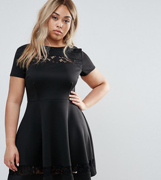 Короткое приталенное платье с кружевными вставками Club L Plus - Черный