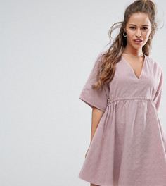 Свободное платье с V-образными вырезами и поясом ASOS PETITE - Розовый