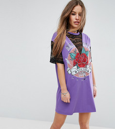 Платье-футболка с принтом и кружевными вставками ASOS PETITE - Фиолетовый