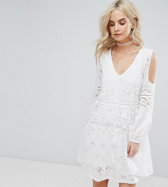 Платье с вышивкой и V-образным вырезом Boohoo Petite - Белый