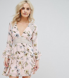 Короткое приталенное платье с цветочным принтом и кружевной вставкой Boohoo Petite - Розовый