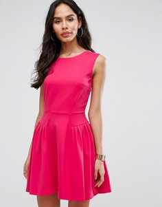 Короткое приталенное платье с мелкими складками Closet London - Розовый
