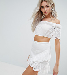 Кроп-топ с широким вырезом и вышивкой Missguided Petite - Белый