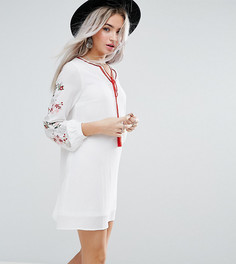 Свободное платье с вышивкой на рукавах Glamorous Petite - Кремовый