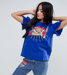 Футболка с оборками на рукавах и принтом ASOS PETITE - Синий