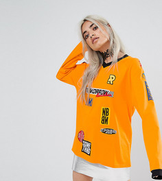 Топ с длинными рукавами и фирменными нашивками ASOS PETITE - Оранжевый