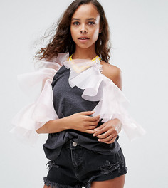 Футболка с открытыми плечами и крупными оборками ASOS PETITE - Мульти