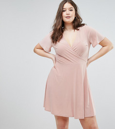 Короткое приталенное платье в рубчик с запахом и короткими рукавами с рюшами Club L Plus - Розовый