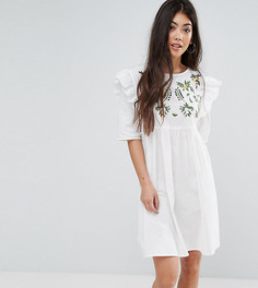 Свободное платье с вышивкой и оборками Boohoo Petite - Белый