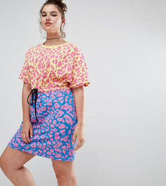 Платье мини с контрастным леопардовым принтом ASOS CURVE - Мульти