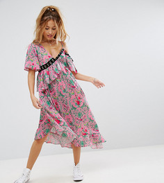 Атласное платье миди с цветочным принтом ASOS PETITE - Мульти