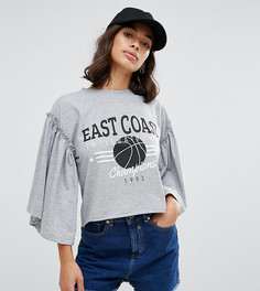 Футболка с оборкой на рукавах и принтом ASOS PETITE - Серый