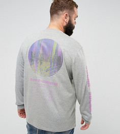 Свободный лонгслив с блестящим принтом ASOS PLUS - Серый