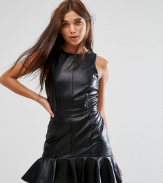 Платье из искусственной кожи с баской Missguided - Черный