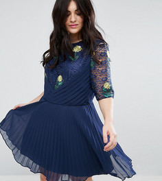 Плиссированное платье с кружевом и вышивкой ASOS CURVE PRЕMIUM - Темно-синий