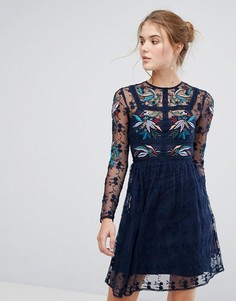 Короткое приталенное платье с цветочной вышивкой и кружевной отделкой Frock And Frill - Темно-синий