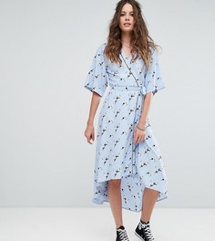 Платье в пижамном стиле с запахом и принтом Glamorous Tall - Синий