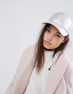 Серебристая кепка с эффектом металлик New Era 9Forty - Серебряный