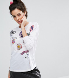 Лонгслив принтом в виде нашивок ASOS PETITE - Белый