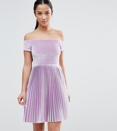 Бархатное платье с открытыми плечами и юбкой плиссе ASOS PETITE - Фиолетовый