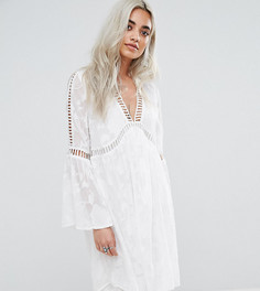 Платье с рукавами клеш и отделкой Boohoo Petite - Белый