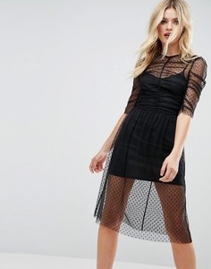 Сетчатое платье миди в горошек со сборками ASOS - Черный