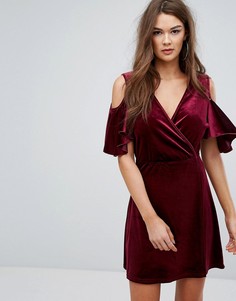 Платье из бархата с запахом и вырезами на плечах Boohoo - Красный