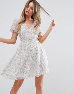 Короткое приталенное платье с рукавами клеш New Look - Кремовый