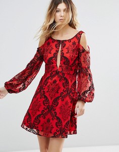 Платье с расклешенным рукавом и вышивкой Free People - Красный