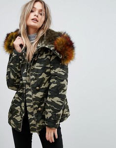 Куртка с камуфляжным принтом и отделкой из искусственного меха PrettyLittleThing - Зеленый