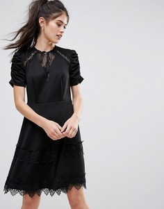 Короткое приталенное платье с кружевом и пышными рукавами Club L - Черный