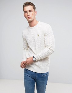 Серо-белый вязаный джемпер с узором в косичку Lyle &amp; Scott - Белый