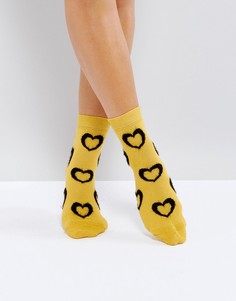 Носки горчичного цвета с отделкой в виде пушистых сердец ASOS - Желтый
