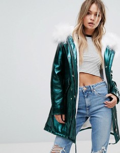 Куртка цвета металлик с капюшоном и искусственным мехом PrettyLittleThing - Зеленый