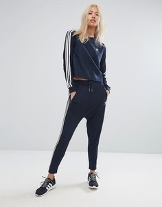 Темно-синие трикотажные брюки с заниженным шаговым швом adidas Originals - Темно-синий