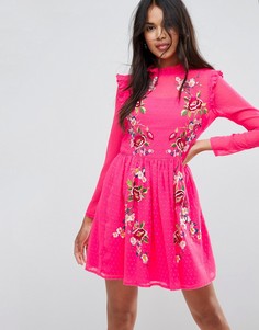 Короткое приталенное платье из ткани добби с вышивкой ASOS - Розовый